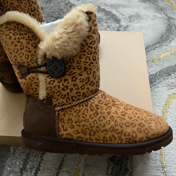 UGG AUSTRALIA Bailey Button Novelty - Picture 2 of 5